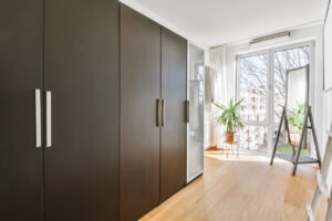 Jak wilgoc wplywa na zapach ubran w szafach i co z tym zrobic